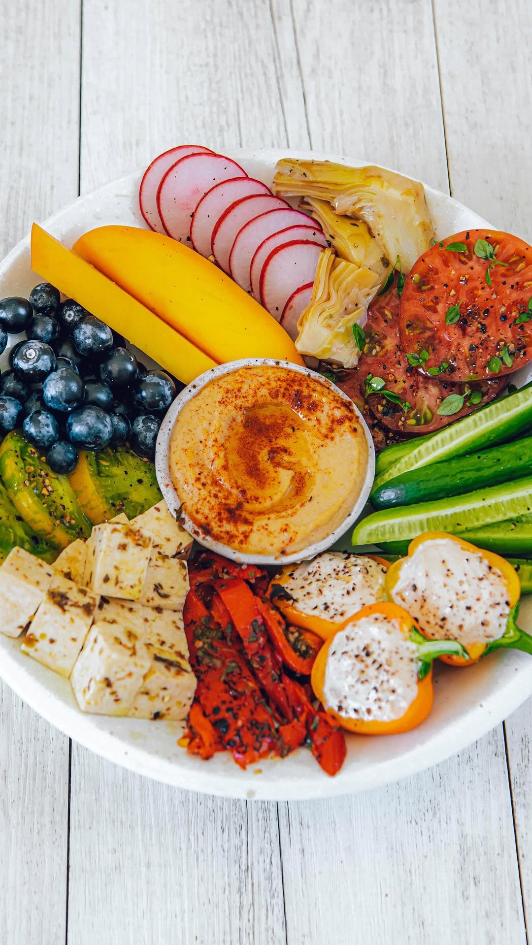 thrivingonplants 게시물 이미지: Let's build a snack plate 🍽️🍅🥒🥭🫐 

Mine has:...