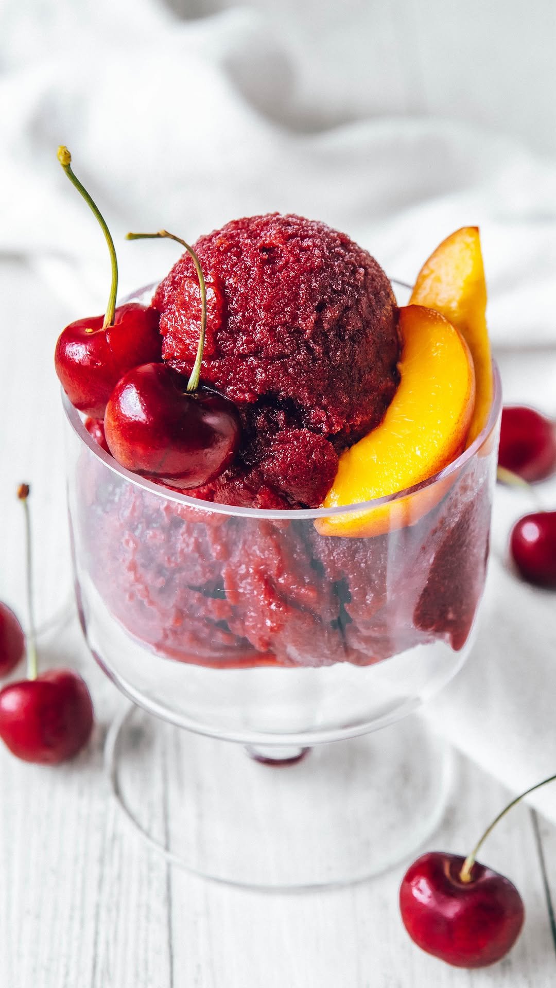 thrivingonplants 게시물 이미지: 3 INGREDIENT CHERRY SORBET 🍒 Sweet, fruity and...