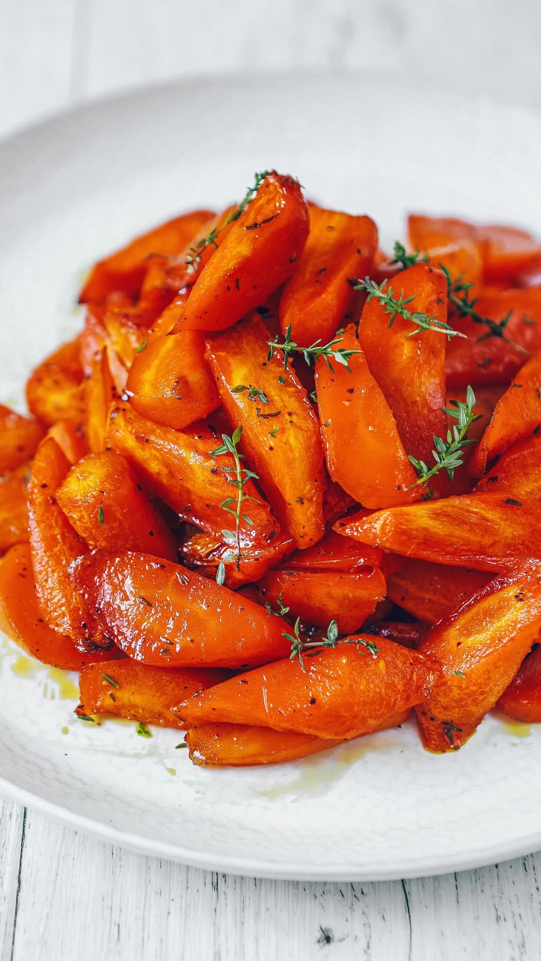 thrivingonplants 게시물 이미지: Maple Roasted Carrots 🥕 This is truly the most...