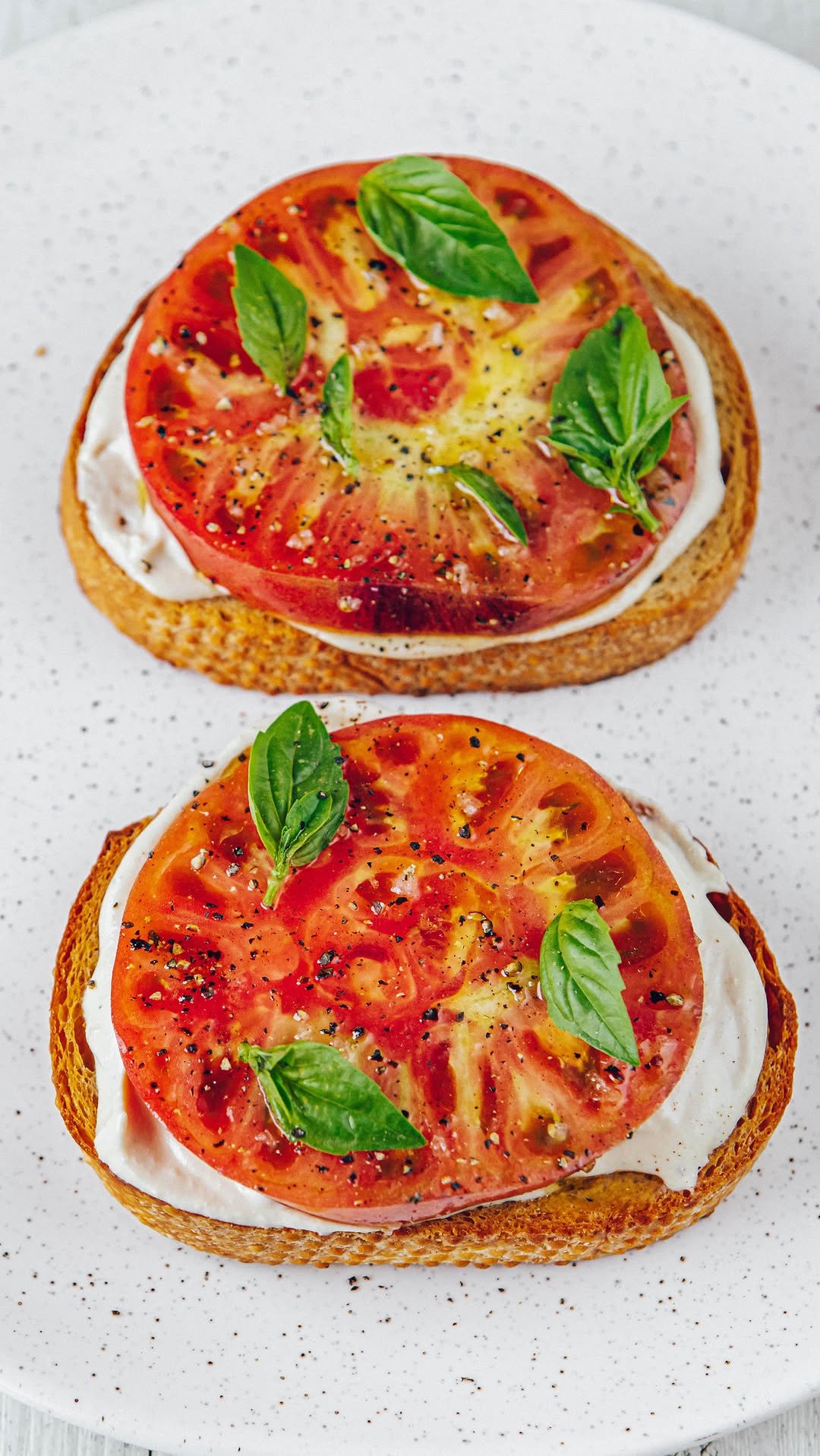 thrivingonplants 게시물 이미지: Tomato on toast 🍅🍞 Comment "RECIPE" and I'll...