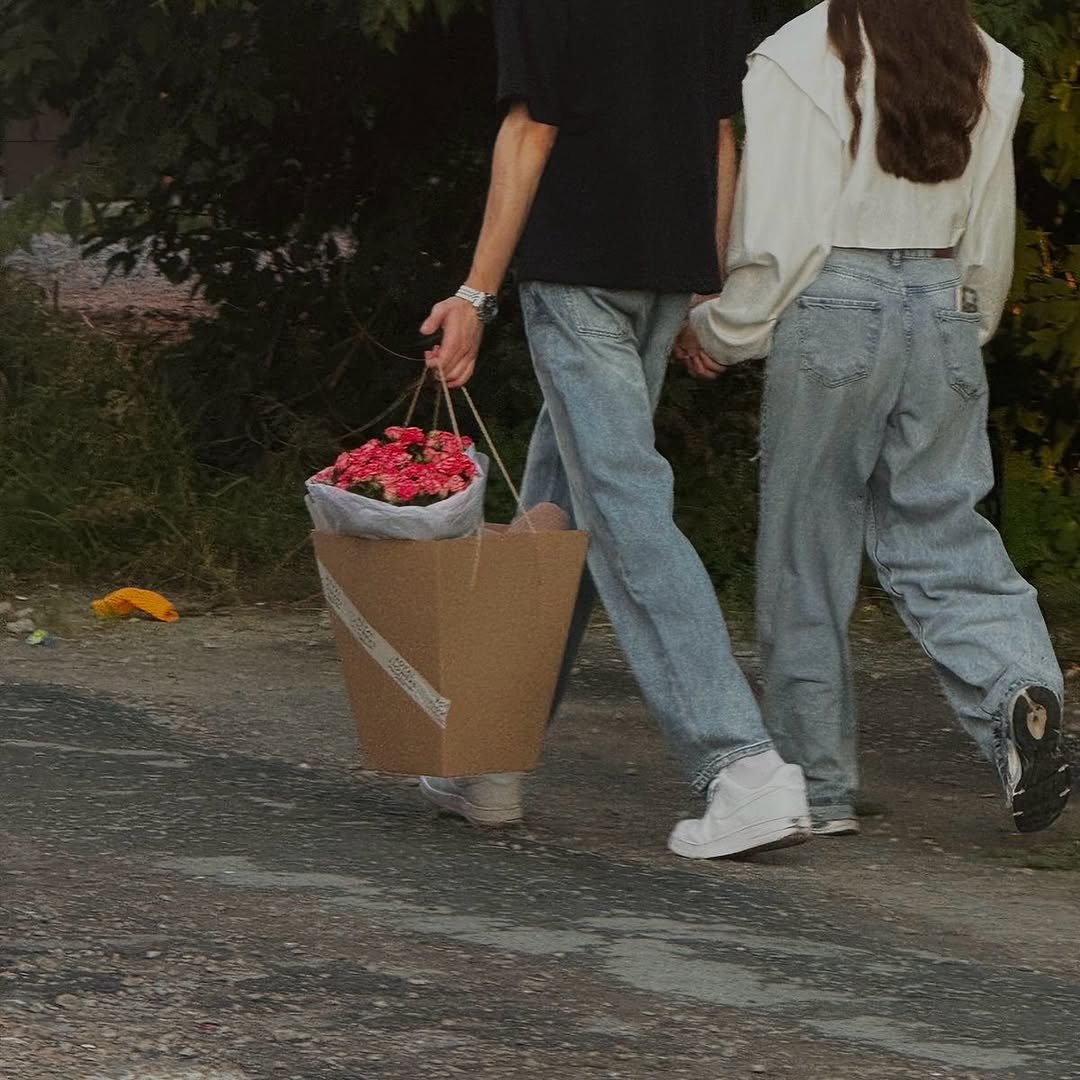 Photo by 하지수 on January 26, 2026. May be an image of one or more people, baby's-breath, outdoors and text.