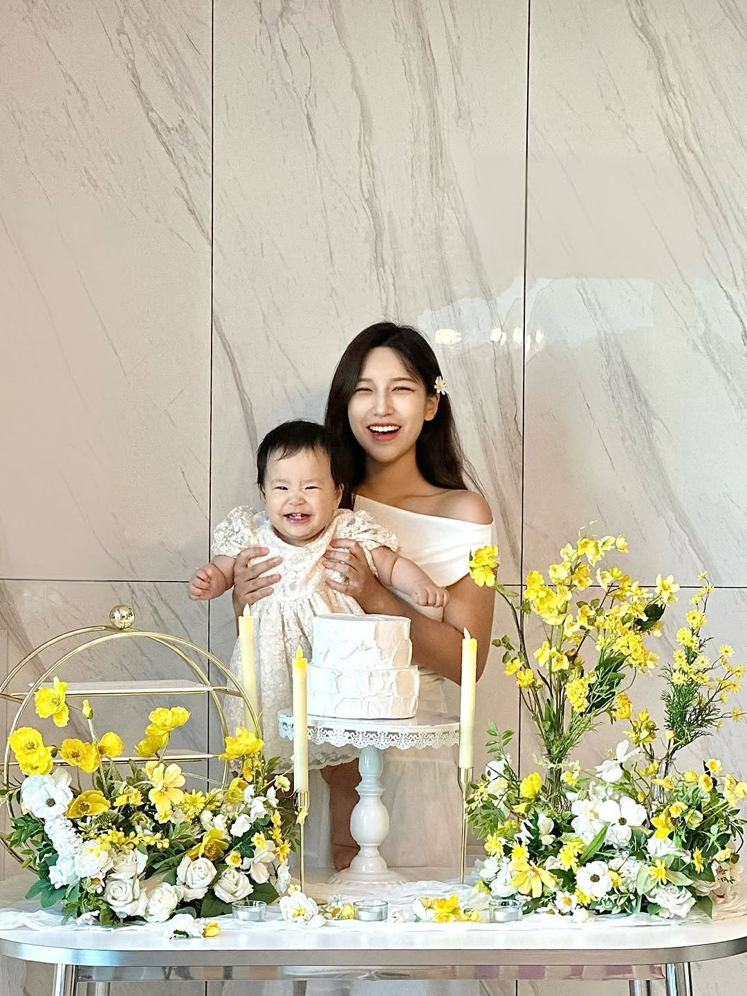 Photo shared by 소리로 전하는 좋은 소식, 소뮤맘🎶 on August 11, 2025 tagging @runk.seoul. May be an image of 2 people, baby, prairie gentian and text.