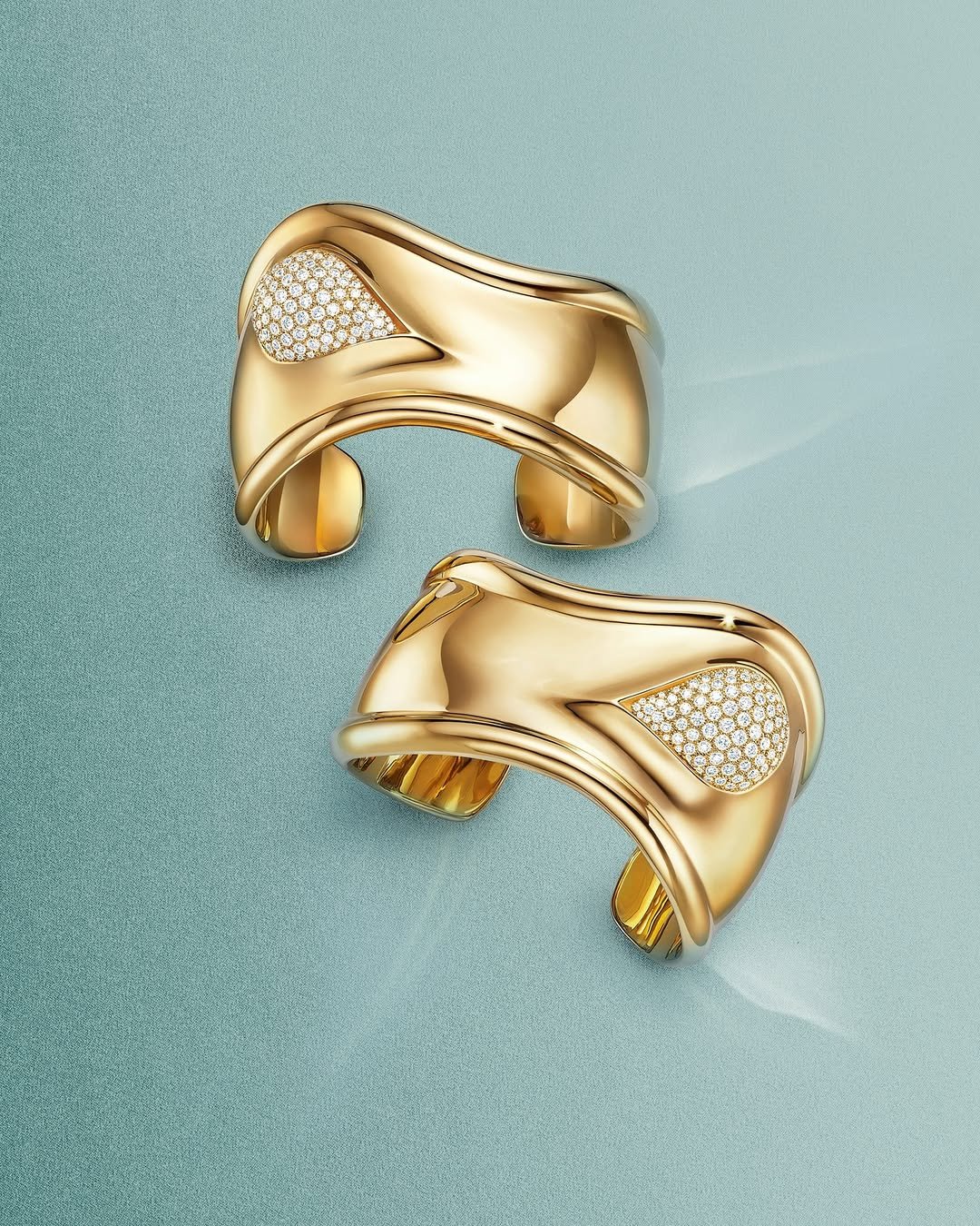tiffanyandco 게시물 이미지: Iconic for over 50 years, Bone cuffs by Elsa...