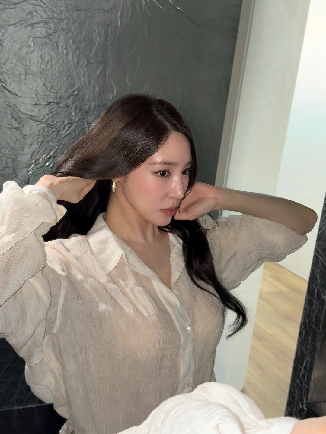 tiffanyyoungofficial 게시물 이미지: weekend in soft light 🕯️