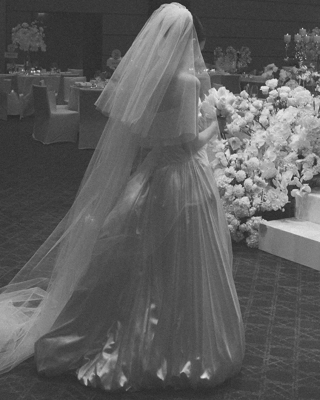 Photo by 티슈 on December 31, 2025. May be a black-and-white image of gown, baby's-breath, wedding and text.