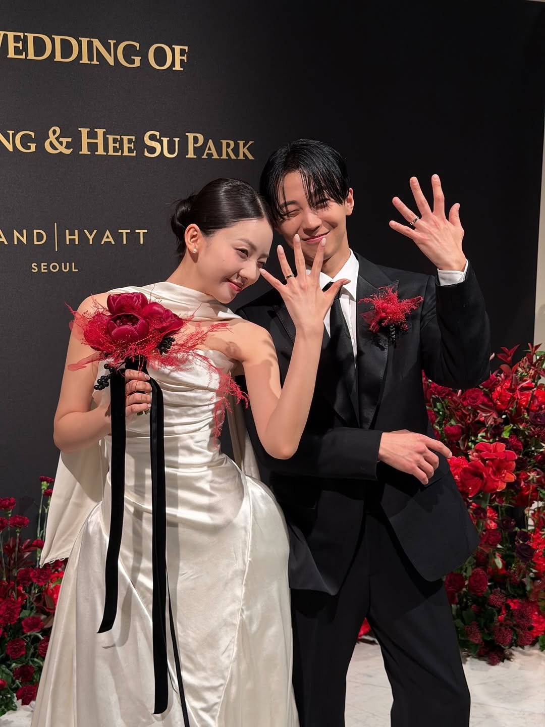 Photo shared by 티슈 on December 07, 2025 tagging @yunkikai. May be an image of dinner jacket, prairie gentian, wedding and text that says 'EDDING OF NG & HEE Su PARK ND|HYATT ND yA SEOUL SEOUL'.