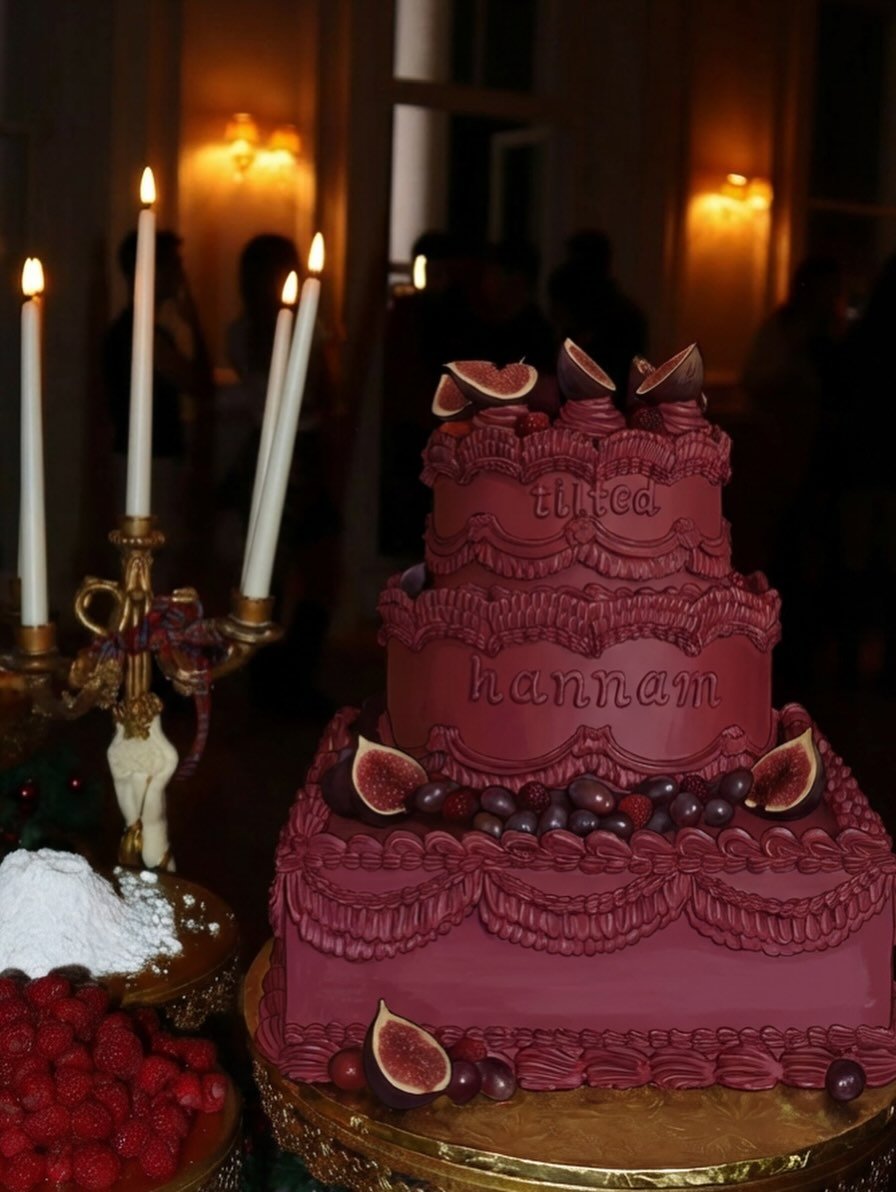Photo by 틸티드 한남 on February 08, 2026. May be an image of wedding cake, candle holder and text.