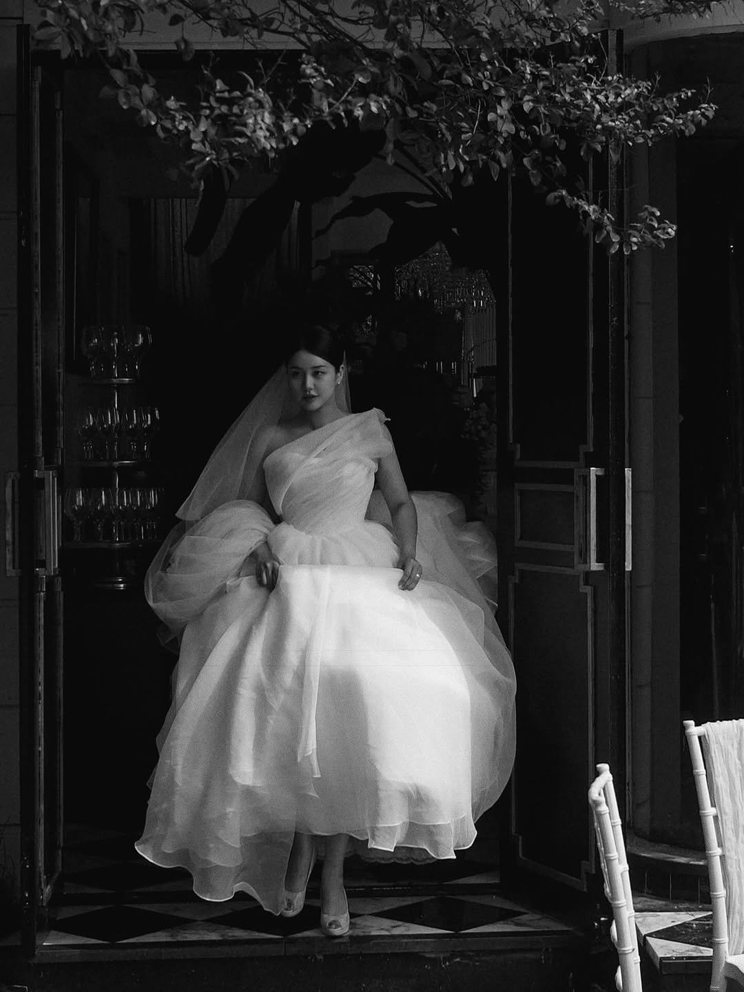 Photo by 틸티드 한남 on September 17, 2025. May be a black-and-white image of 1 person, wedding and text.