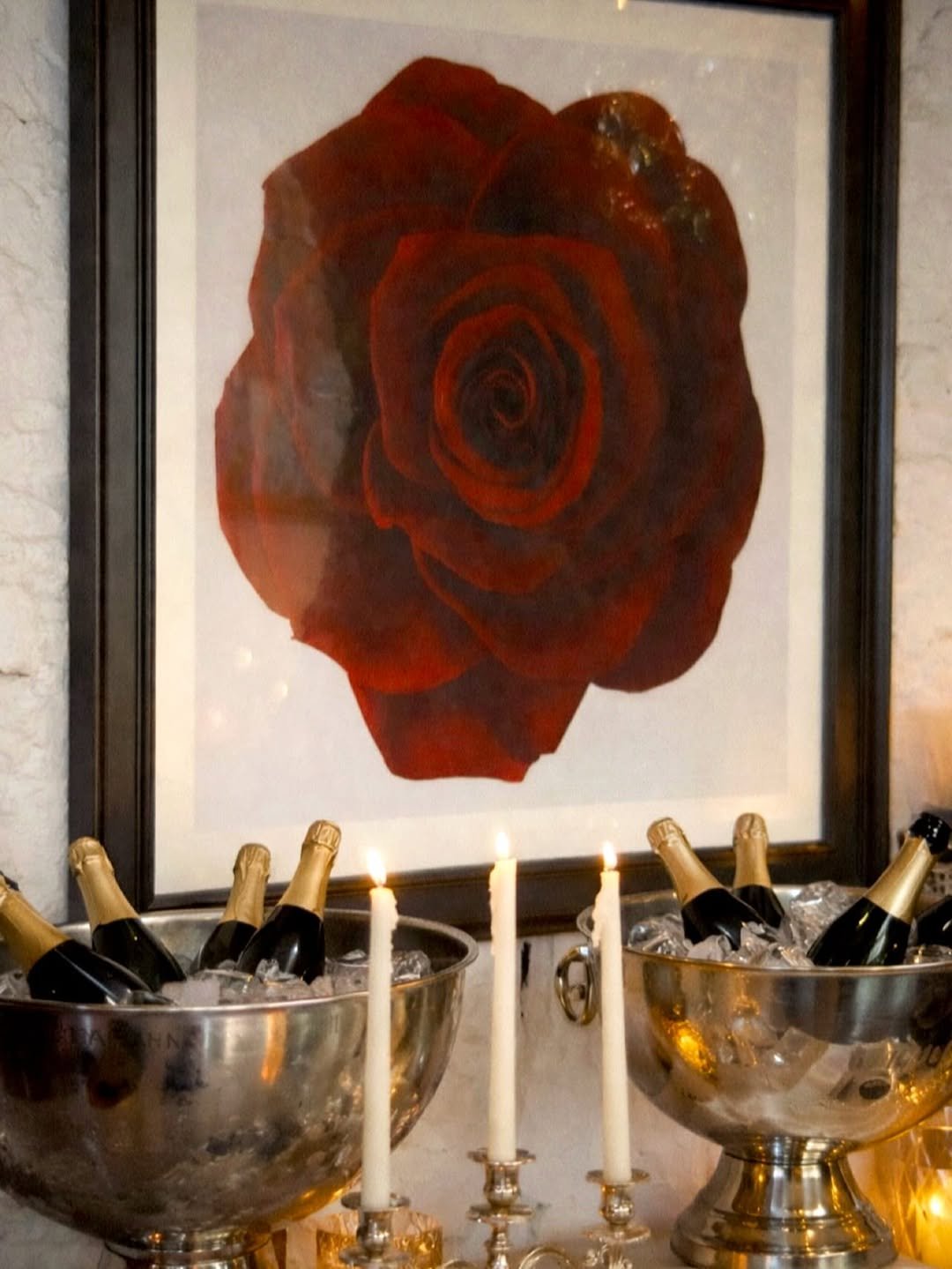 Photo by 틸티드 한남 on April 11, 2026. May be art of candle holder, champagne, goblet, flower arrangement, candle and text.