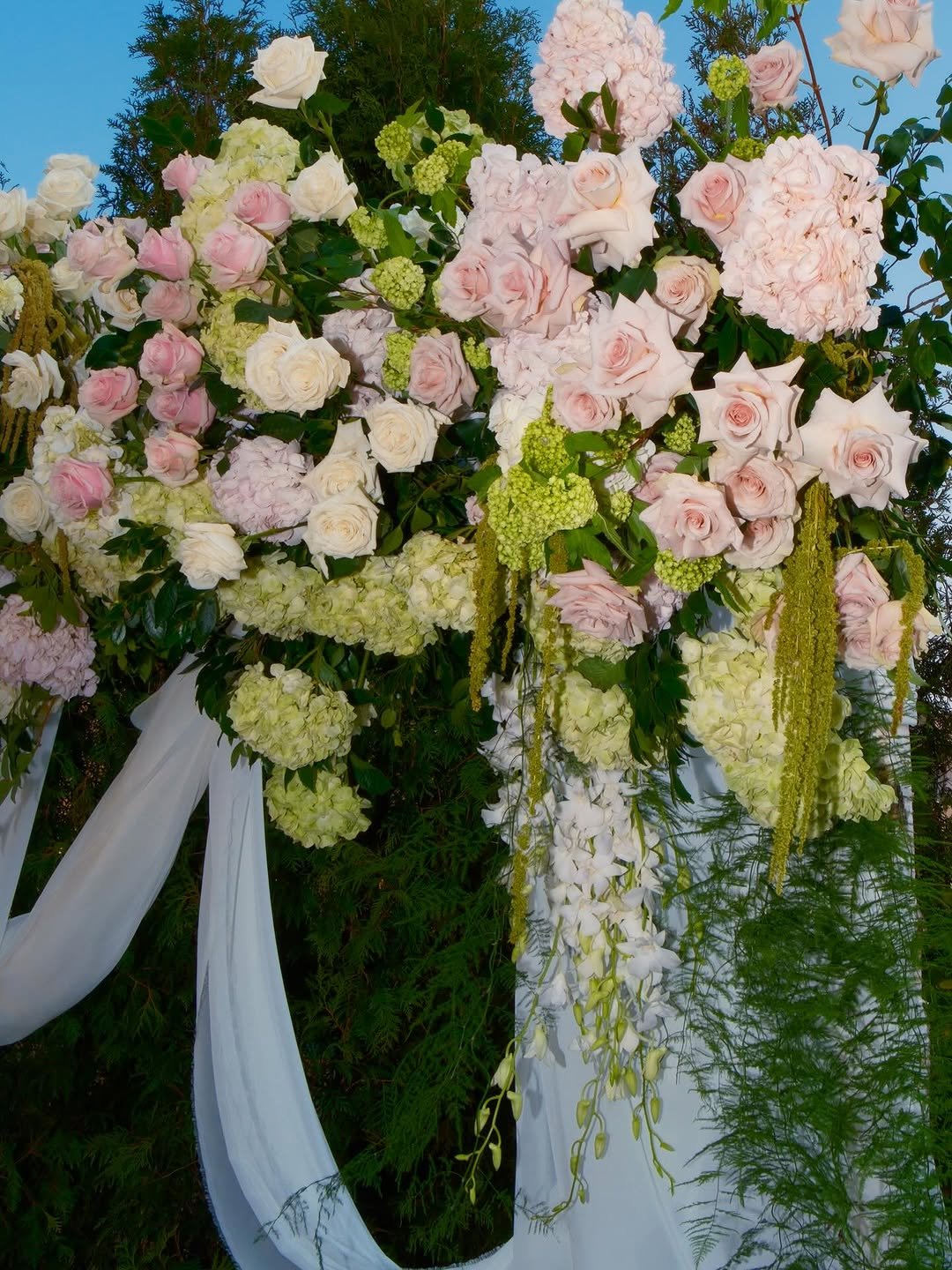 Photo by 틸티드 한남 on April 15, 2026. May be an image of bouquet, flower arrangement, amaranth, peony, wedding and text.