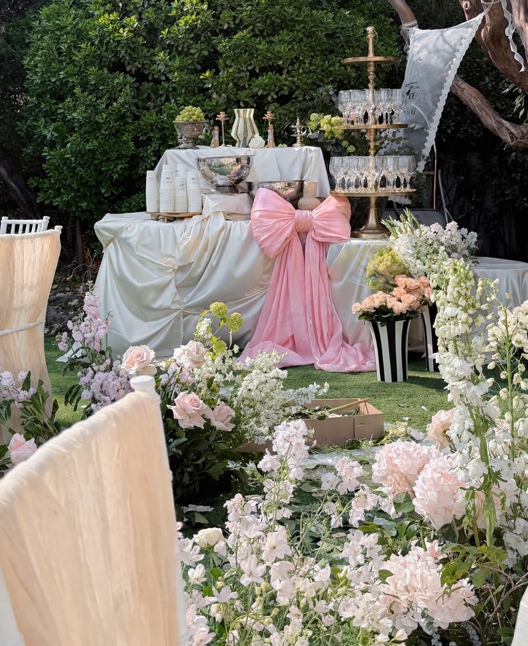 Photo by 틸티드 한남 on April 07, 2026. May be an image of candle holder, tablecloth, flower arrangement, flower and text.