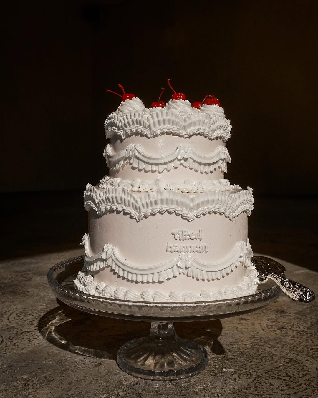 Photo by 틸티드 한남 on September 22, 2025. May be an image of wedding cake and text.