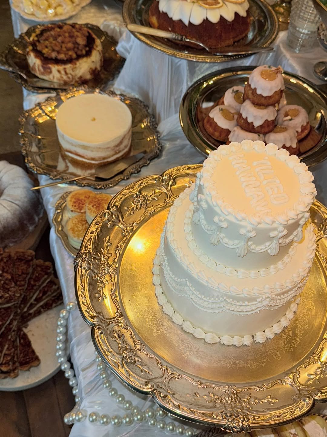 Photo by 틸티드 한남 on July 13, 2025. May be an image of wedding cake and text.