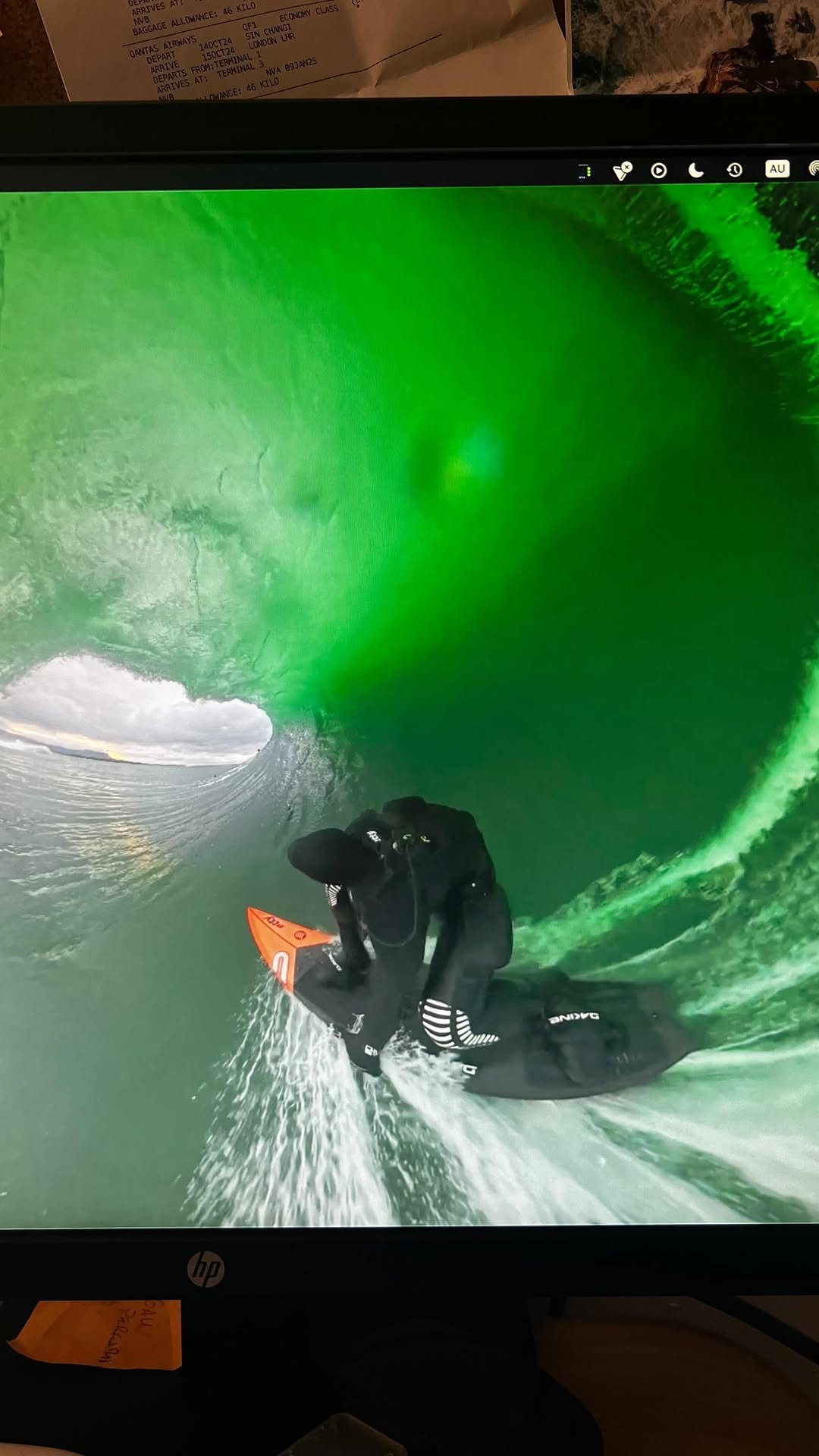 tim_bonython_swellchasers 게시물 이미지: Threading the eye of a oceanic needle. Just...
