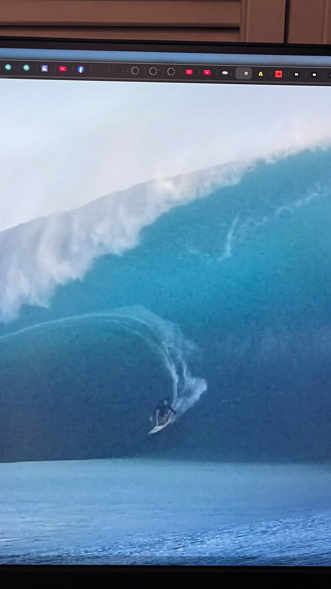 tim_bonython_swellchasers 게시물 이미지: No doubt this is the HEAVIEST wave ever surfed...