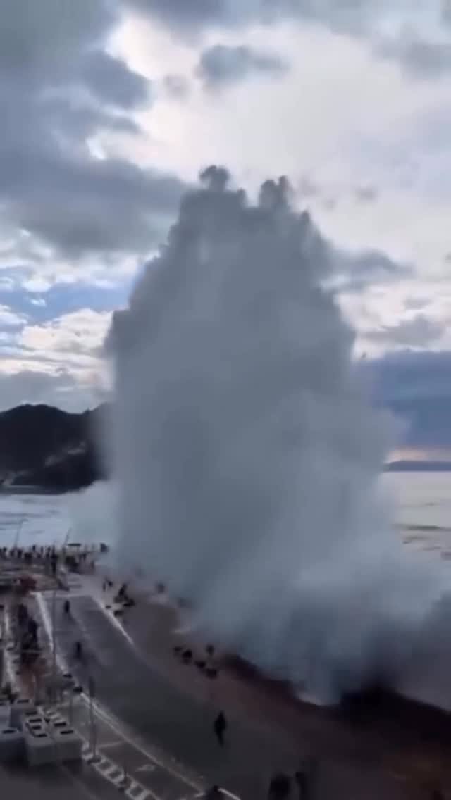 tim_bonython_swellchasers 게시물 이미지: Don’t have your back to the wall..Get...