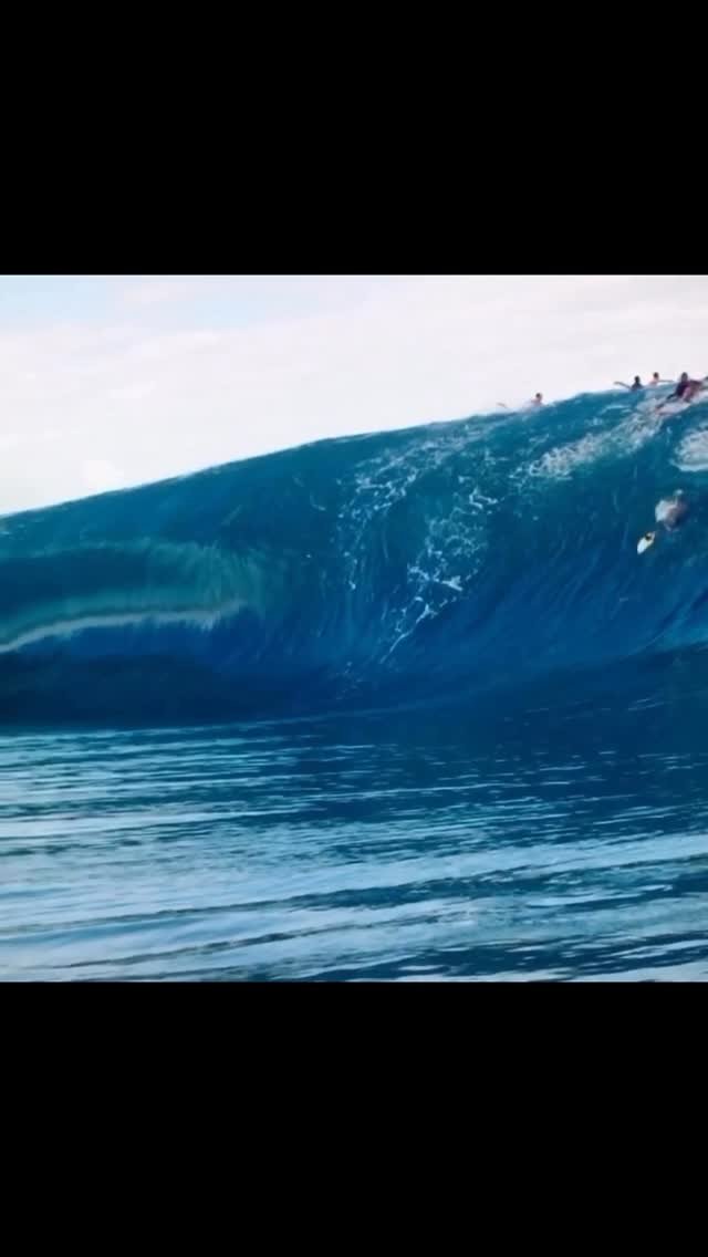 tim_bonython_swellchasers 게시물 이미지: Waiting on the one big one. #surfing #teahupoo