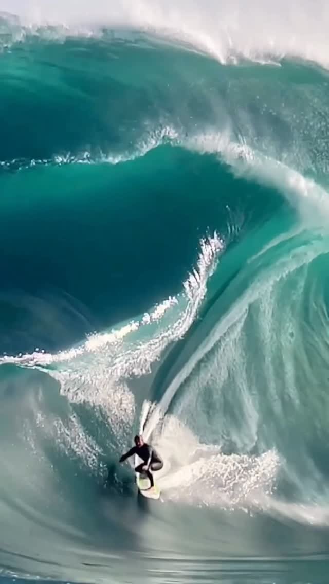 tim_bonython_swellchasers 게시물 이미지: Probably the most dramatic wave @mickcorbs...