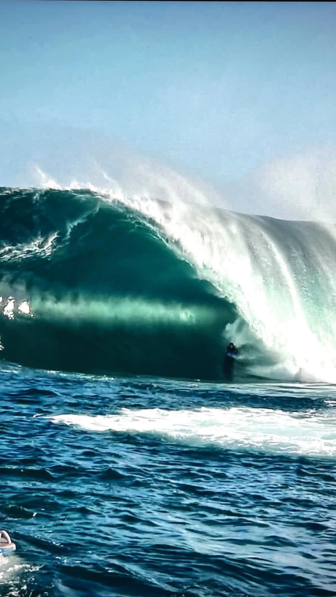 tim_bonython_swellchasers 게시물 이미지: @lewyfinnegan going what he does best. That...