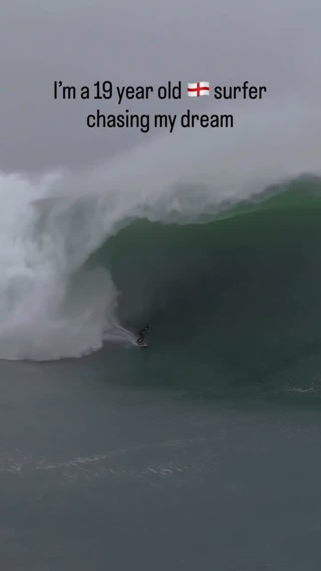 tim_bonython_swellchasers 게시물 이미지: A late season Irelands Mullaghmore bomb goes...