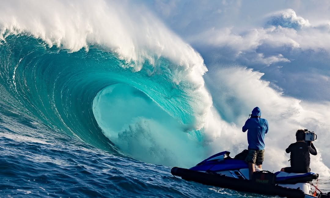 Photo shared by 📷 Fred Pompermayer on August 13, 2025 tagging @landon_mcnamara, @surfer_magazine, @sharpxxl, @sandiskprohdd, @tai_vandyke, @liquideyewaterhousings, @yusurf, @sandiskstorage, @realoutex, @tim_bonython_swellchasers, @paiafishmarket, @sandiskbrasil, @anetik_performance, @sandisklatam, @hawaiibahia, @surf.isurus, @flatlinevanco, @kaipo_soledade, @venjenz, and @bigwavechallenge. May be an image of 2 people, surfboard, jet ski, wetsuit, water, ocean and text.