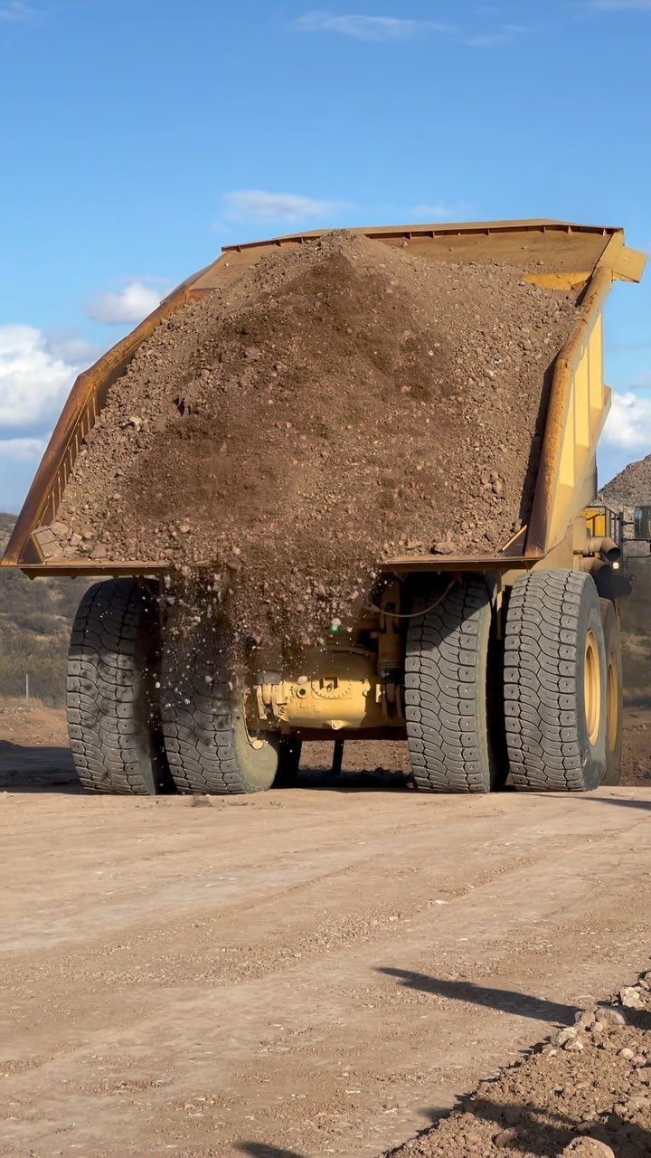 timothyjrinehart 게시물 이미지: 793F Dumping 256 tons of raw dirt.