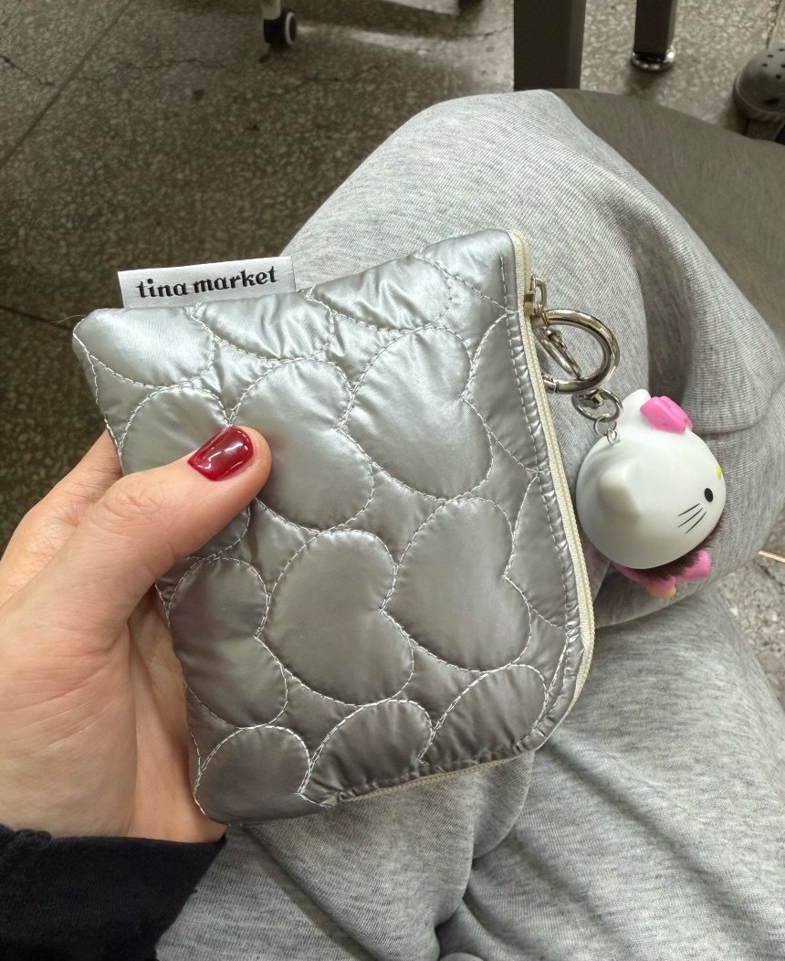 Photo by 가치를 같이하는 티나언니 (추민정) on February 12, 2026. May be an image of purse, pencil case, pouch, sweatpants and text that says 'market tinamarket ket'.