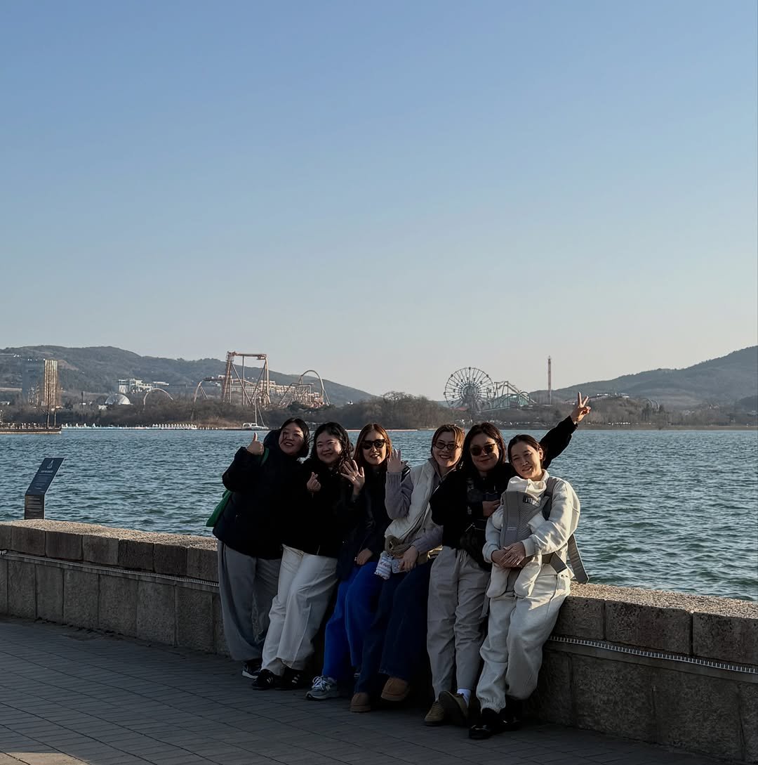 Photo shared by 가치를 같이하는 티나언니 (추민정) on February 22, 2026 tagging @haha._.momj, @leehyunmi45, @na02121007_, @yul_rang_mom, and @j_dew87. May be an image of one or more people, Gyeongbokgung Palace and text.