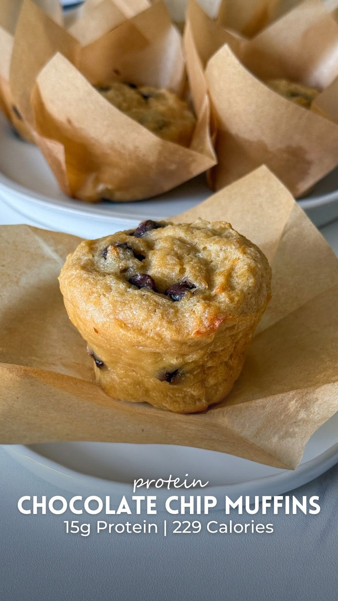 tishasveggieeats 게시물 이미지: These high-protein chocolate chip muffins are...
