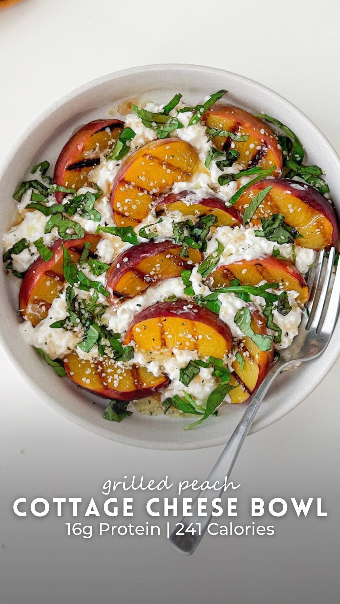 tishasveggieeats 게시물 이미지: This grilled peach cottage cheese bowl is such...