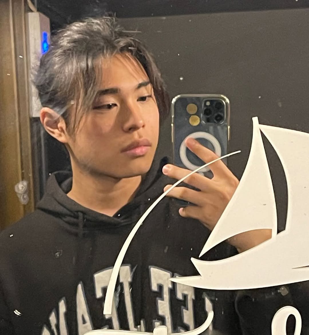 Photo by 유빈이tmi on April 02, 2025. May be a selfie of one or more people, hair, phone, mirror and text.