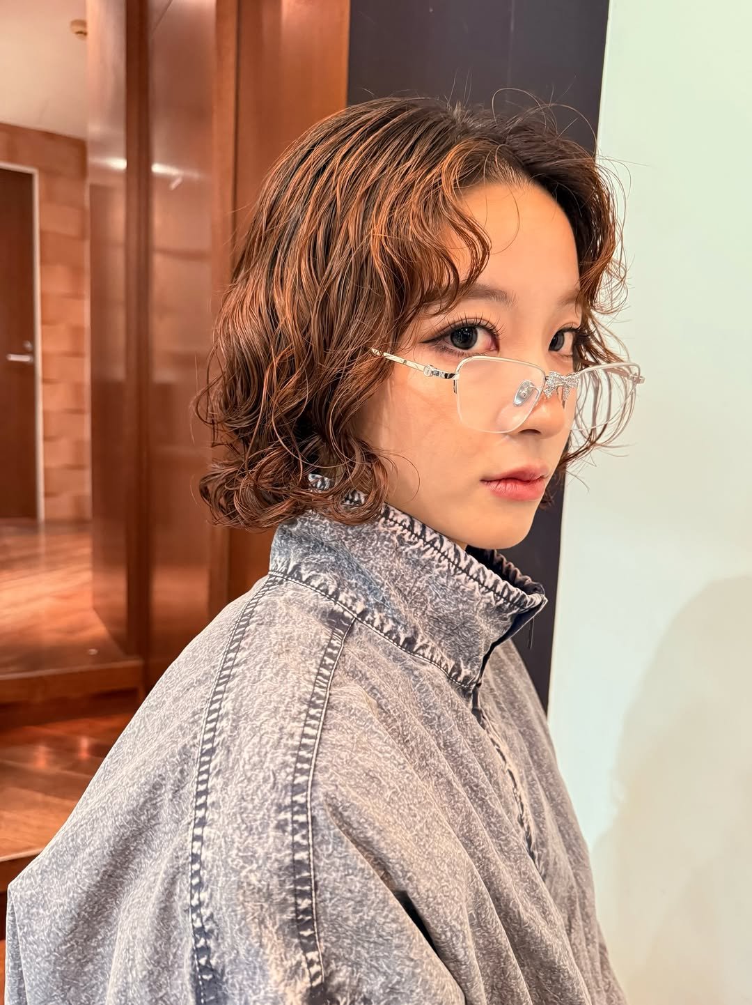 Photo shared by Hikaru Toma/ブリーチパーマ/パーマ/似合わせカット on November 29, 2025 tagging @to_ma.dab. May be an image of one or more people, braids, makeup, duffle coat and text.