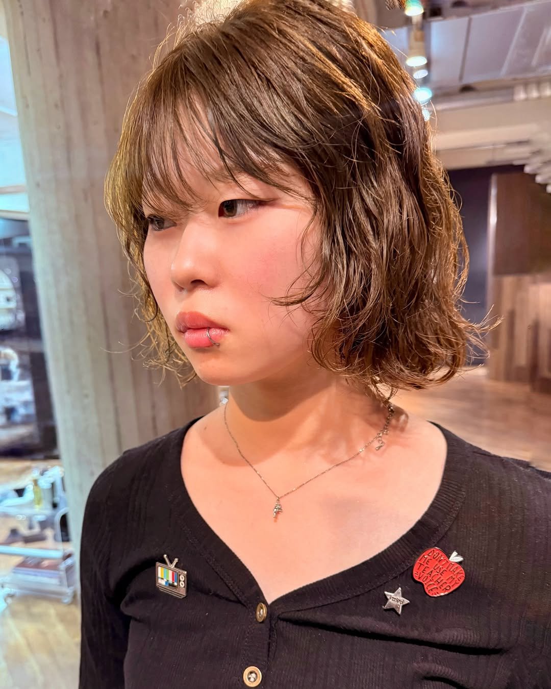 Photo shared by Hikaru Toma/ブリーチパーマ/パーマ/似合わせカット on December 26, 2025 tagging @to_ma.dab. May be an image of one or more people, bangs, brooch, hairpin, bolo tie and text.