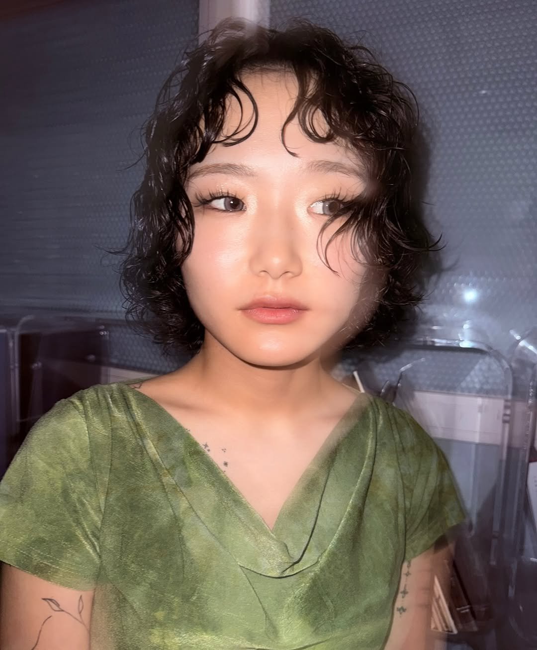 Photo shared by Hikaru Toma/ブリーチパーマ/パーマ/似合わせカット on December 30, 2025 tagging @to_ma.dab. May be an image of one or more people, bangs, makeup and text.