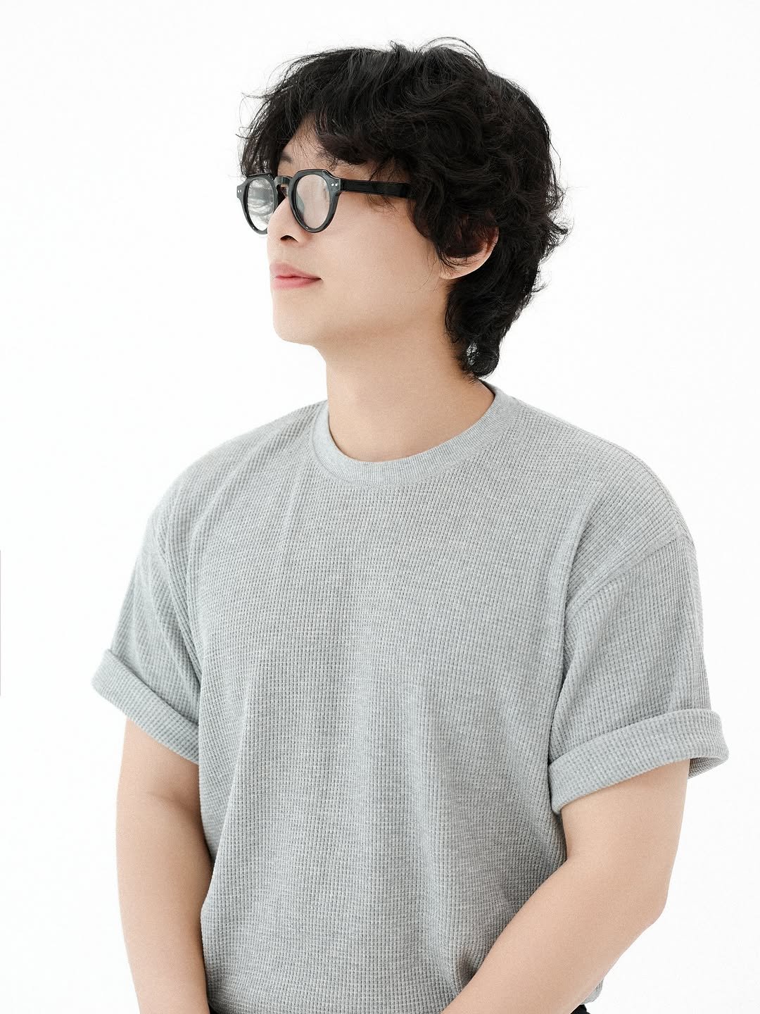 Photo shared by 토비 | 여행하는 프리랜서 on August 25, 2025 tagging @nowisgood_studio. May be an image of one or more people, hair, knit and top.