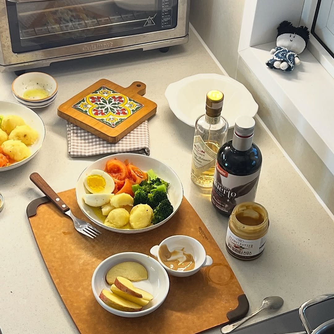 Photo by 토닥 테이블 | 듣는 요리🎧 따뜻한 한 끼 on September 24, 2025. May be an image of condiment, boiled egg, soy sauce, saucepan and text.