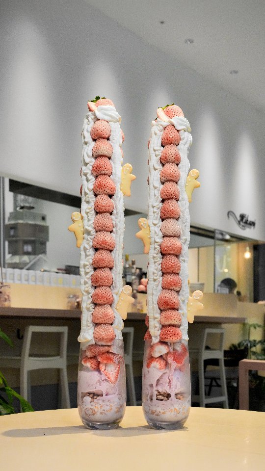 today_dessert 게시물 이미지: 일본에서 가장 비싼 딸기 파르페를 주문하면 생기는 일..!

​<Pink...