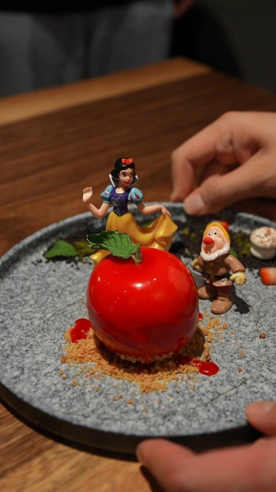 today_dessert 게시물 이미지: 동화 속에서 튀어나온 디저트입니다..!

<Fire Apple Mousse Cake...