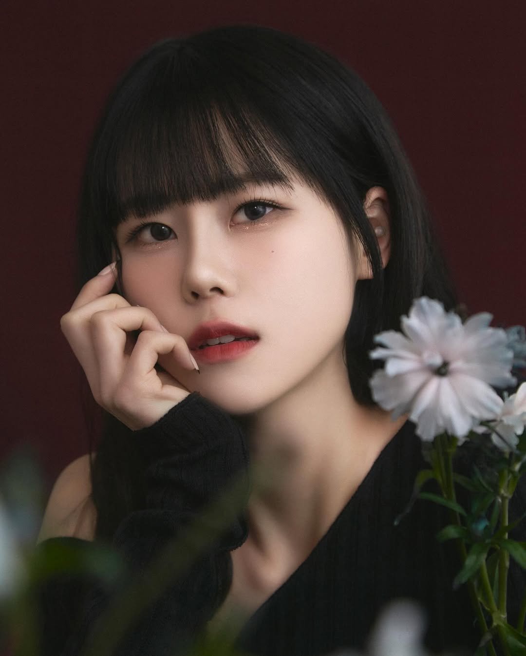 Photo by 늘헤 on November 23, 2025. May be a closeup of one or more people, hair, makeup and text.