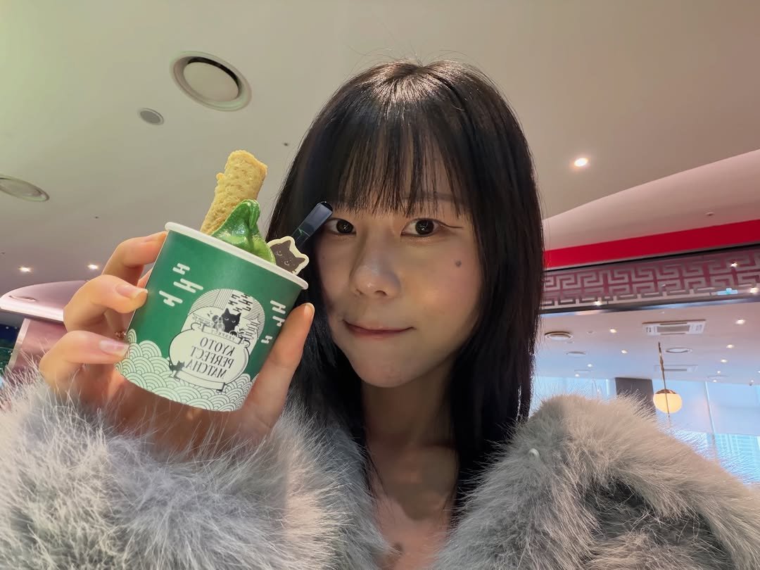 Photo by 늘헤 on December 29, 2025. May be an image of wafer, parka, french fries and text.