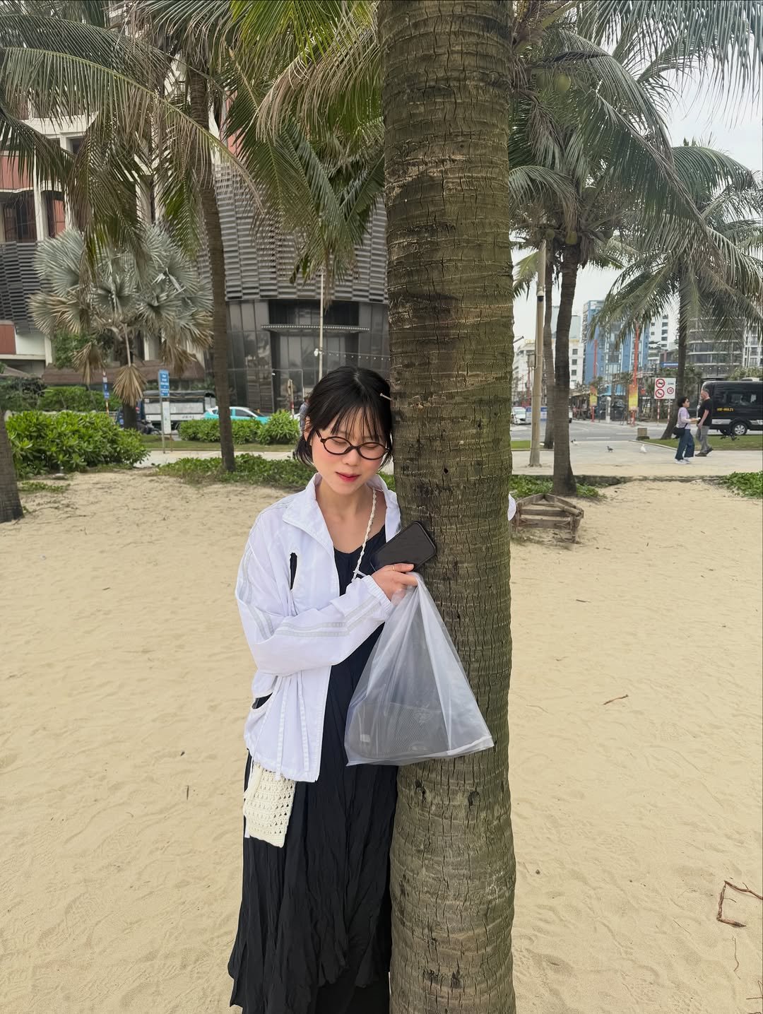 Photo by 늘헤 on January 10, 2026. May be an image of plastic bag, palm trees and text.