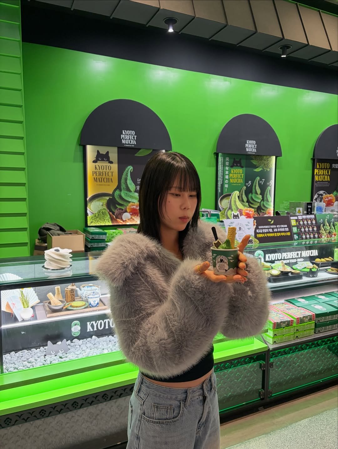 Photo by 늘헤 on December 29, 2025. May be an image of parka, fur and text.