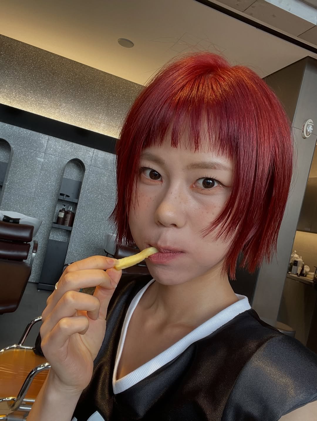 Photo by 늘헤 on December 02, 2025. May be an image of one or more people, hair, french fries and text.