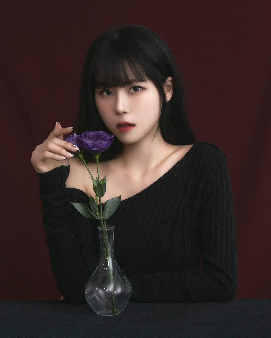 Photo by 늘헤 on November 23, 2025. May be an image of one or more people, hair and text.