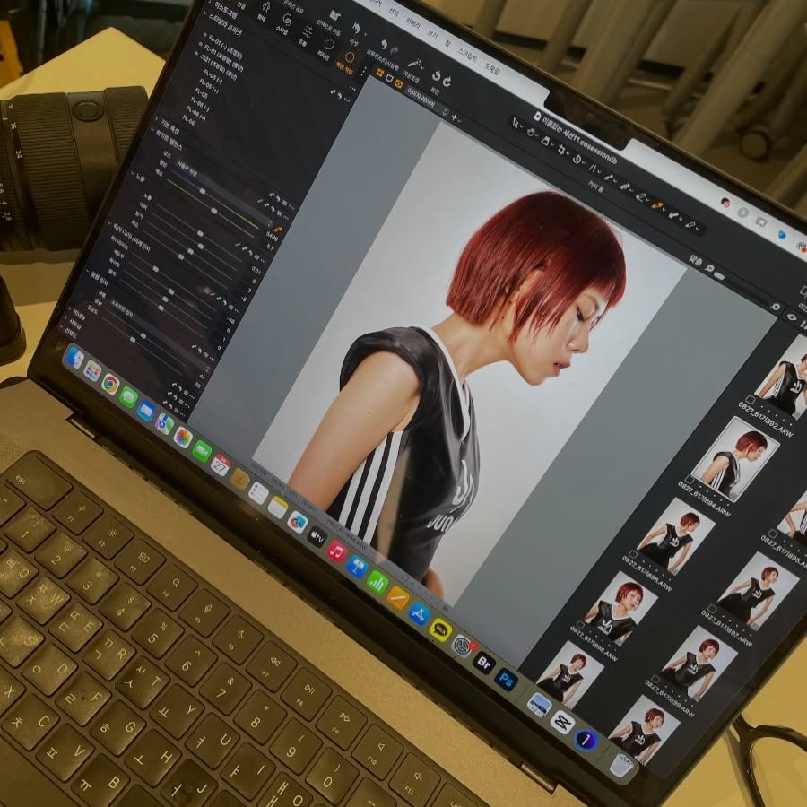 Photo by 늘헤 on December 02, 2025. May be an image of one or more people, hair and text.