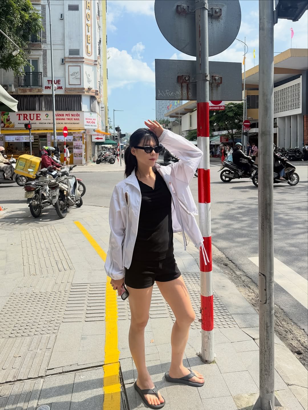 Photo by 늘헤 on January 10, 2026. May be an image of parking meter, signboard, road, street and text.