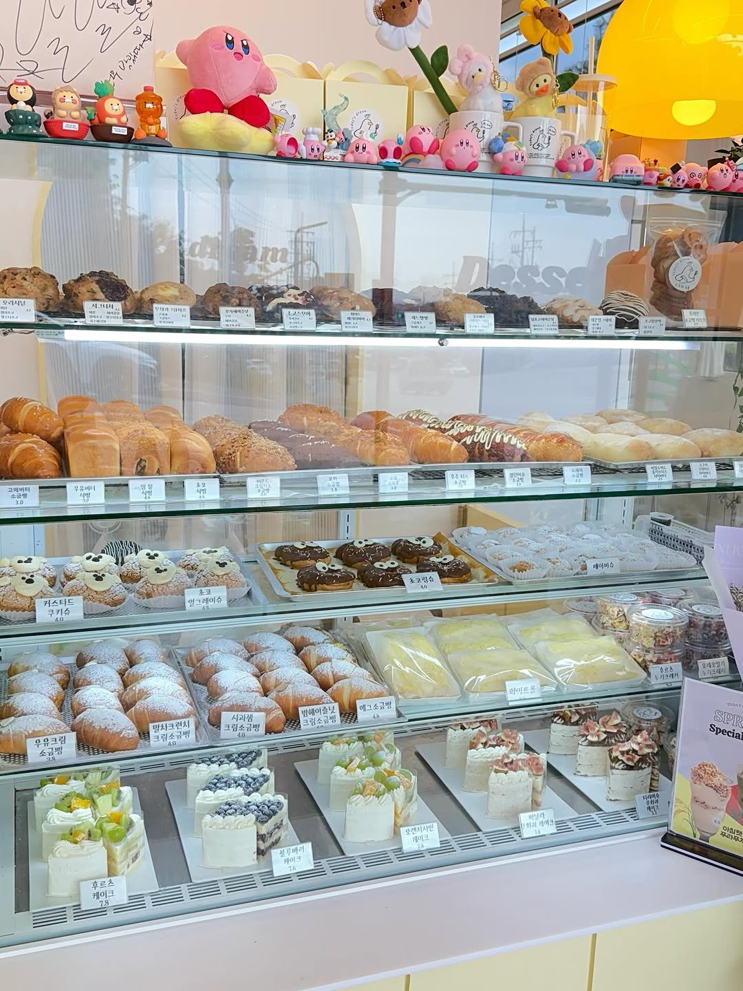 Photo by 오늘의 꾸움 / 𝘛𝘖𝘋𝘈𝘠 '𝘚 𝘋𝘙𝘌𝘈𝘔  남양읍 베이커리 맛집 on September 26, 2025. May be an image of bagel, display case, eclair and text.