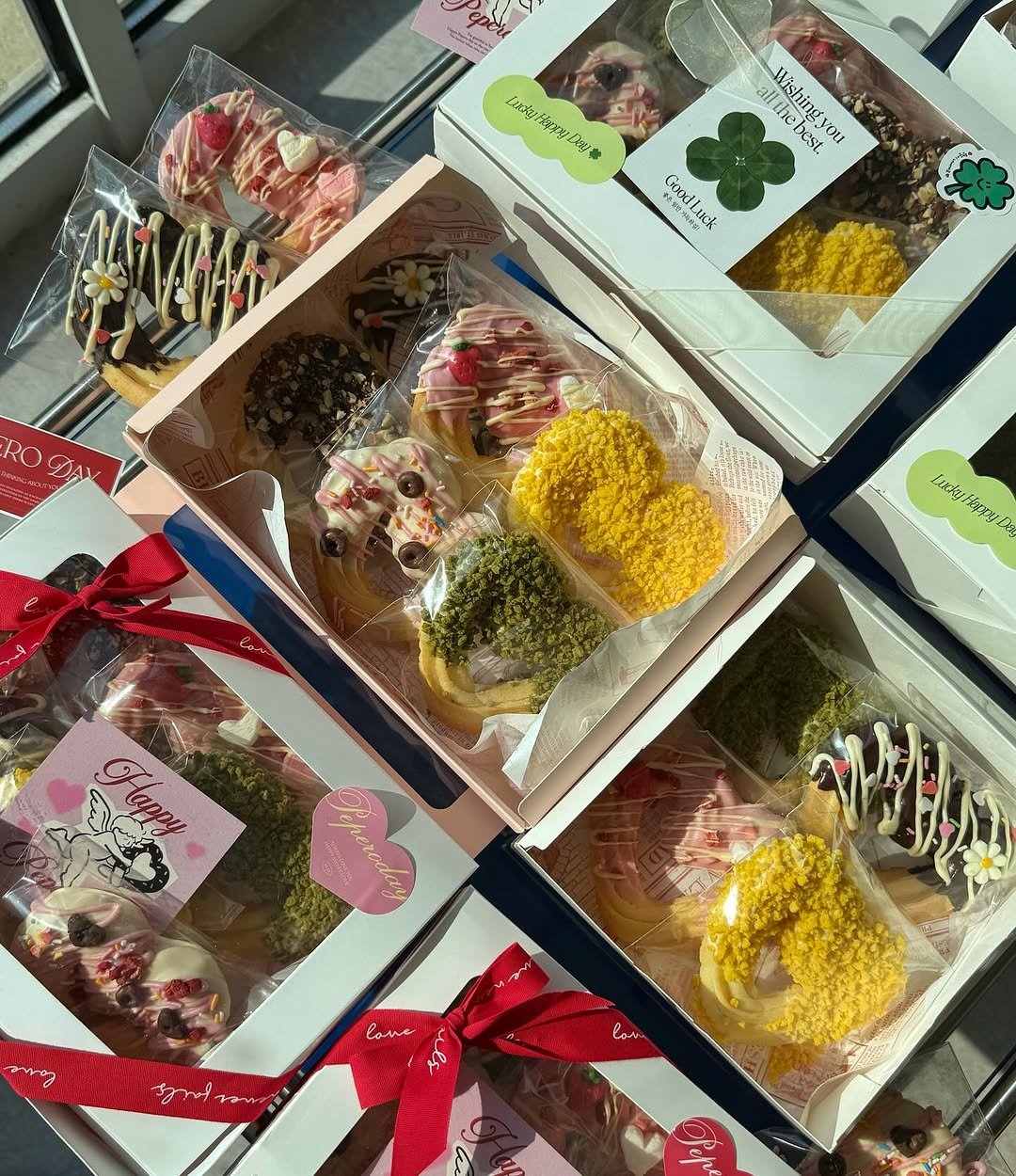 Photo by 오늘의 꾸움 / 𝘛𝘖𝘋𝘈𝘠 '𝘚 𝘋𝘙𝘌𝘈𝘔  남양읍 베이커리 맛집 on November 05, 2025. May be an image of cake, bread, hamper, cheesecake and text.