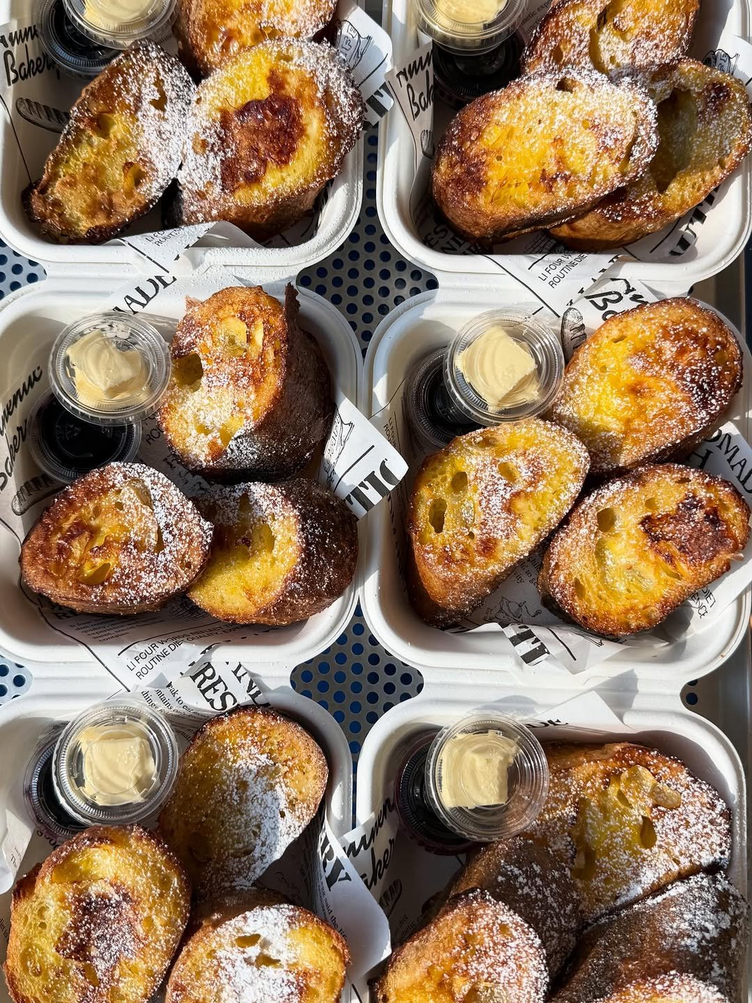 Photo by 오늘의 꾸움 / 𝘛𝘖𝘋𝘈𝘠 '𝘚 𝘋𝘙𝘌𝘈𝘔  남양읍 베이커리 맛집 on December 16, 2025. May be an image of babka, French toast, coconut macaroon, turnover, croissant, cornbread, toast, powdered sugar and text.