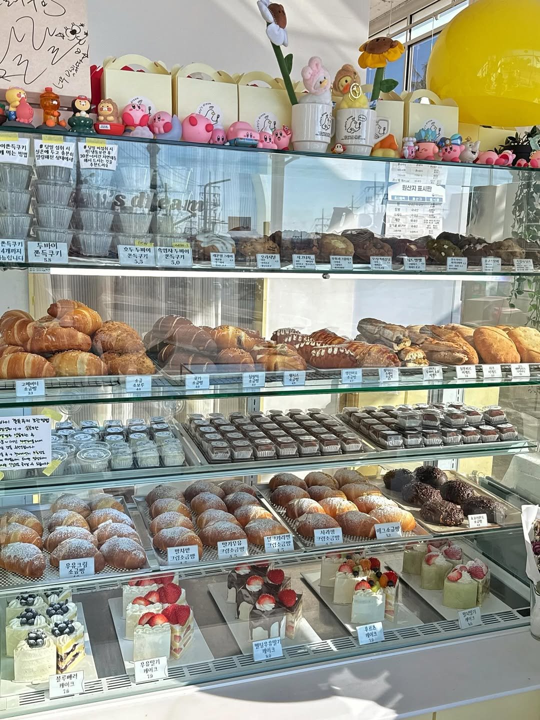 Photo by 오늘의 꾸움 / 𝘛𝘖𝘋𝘈𝘠 '𝘚 𝘋𝘙𝘌𝘈𝘔  남양읍 베이커리 맛집 on February 06, 2026. May be an image of bagel, eclair, display case and text.